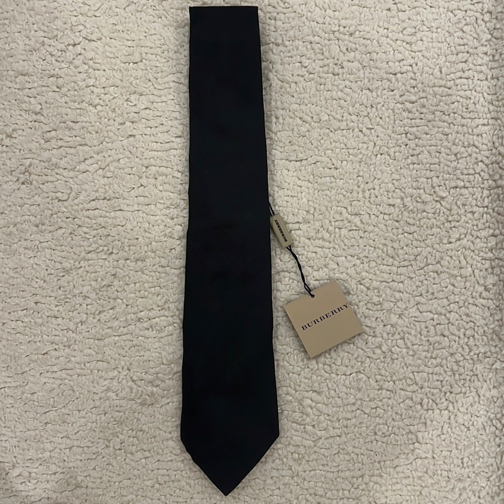 BURBERRY SILK MENS TIE (authentic)
